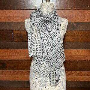 Elegant Black and White Geometric Scarf